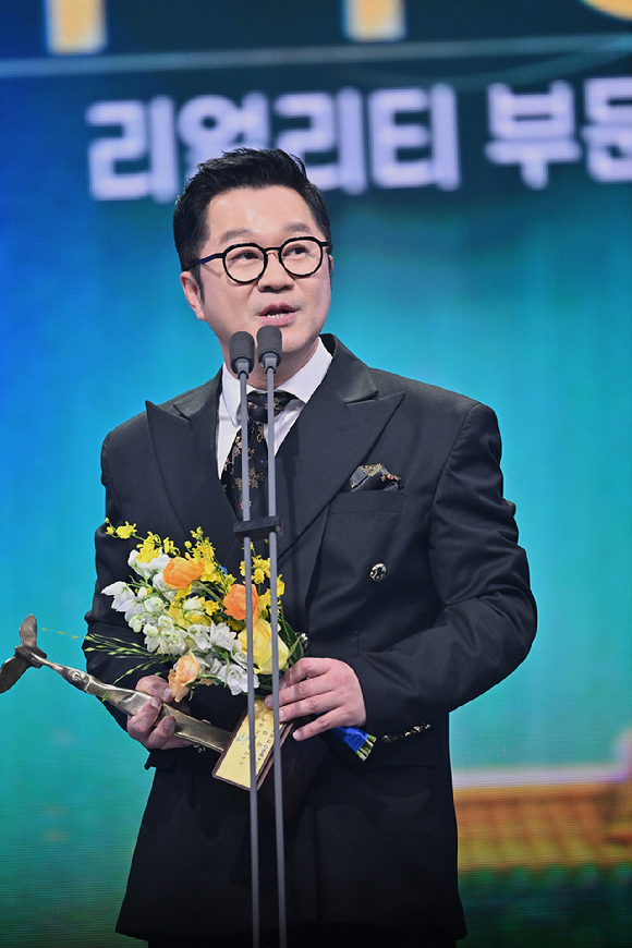'2025 KBS 연예대상' 우수상 수상한 지상렬 [사진=KBS]
