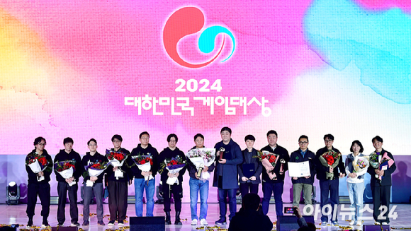 지난해 11월 13일 오후 부산 해운대구 벡스코에서 열린 '2024 대한민국 게임대상'에서 수상자들이 기념촬영을 하고 있다. [사진=곽영래 기자]
