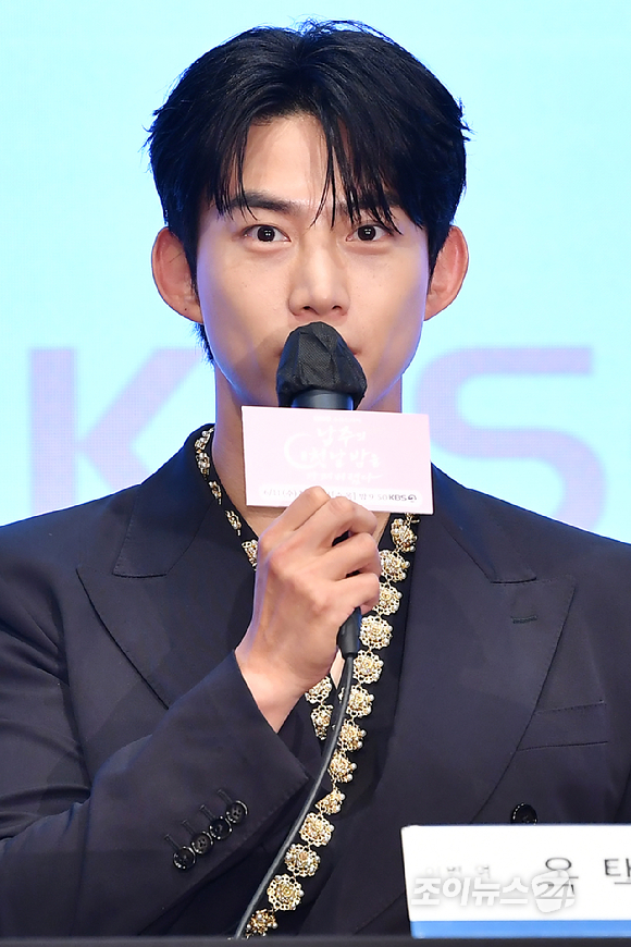 그룹 2PM 옥택연, 소녀시대 서현이 11일 오후 서울 구로구 신도림동 더세인트에서 진행된 KBS2 새 수목드라마 '남주의 첫날밤을 가져버렸다' 제작발표회에 참석해 포즈를 취하고 있다. [사진=문수지 기자]