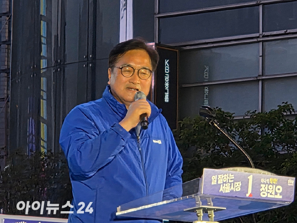 정원오 더불어민주당 서울시장 후보가 2일 서울 종로구 청계광장에서 진행된 '필승 총력유세'에서 지지자들을 향해 포즈를 취하고 있다. [사진=라창현 기자]