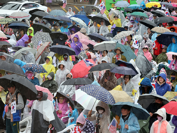 지난 12일 서울 시청역 인근에서 '촛불행동, 윤건희 구속-한덕수 탄핵' 집회가 열리고 있다. [사진=연합뉴스]