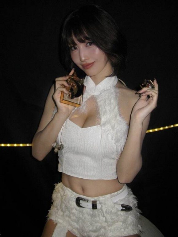 트와이스 모모, 몸매가 이렇게 좋았나...늘씬 볼륨 몸매에 탄탄 복근까지 다 가졌네