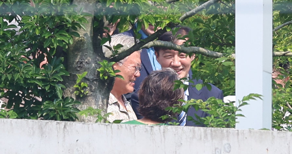 문재인 전 대통령, 김정숙 여사와 조국혁신당 조국 혁신정책연구위원장이 지난 8월 24일 오후 경남 양산시 하북면 평산마을 문 전 대통령 사저에서 기념 촬영 후 인사하고 있다.문 전 대통령 오른쪽이 조 위원장. 2025.8.24 [사진=연합뉴스]