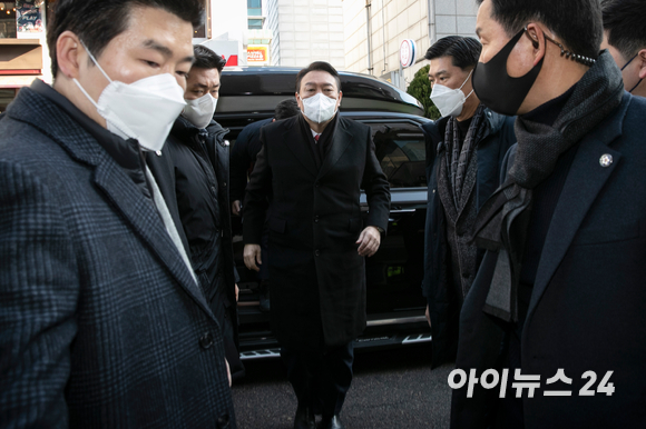 윤석열 국민의힘 대선후보가 3일 오전 갑작스럽게 이후 일정을 취소하고 서울 영등포구 국민의힘 당사로 들어오고 있다. [사진=김성진 기자]