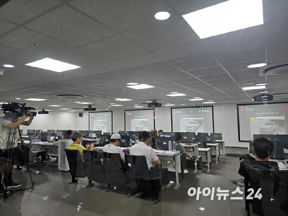 차량이 '하부 스캔 장비'를 지나고 있다. [영상=김종성 기자]