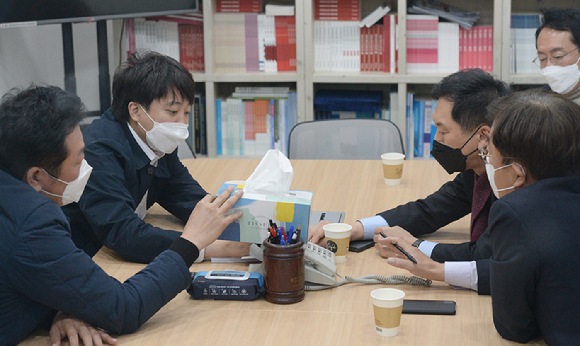 이준석 국민의힘 대표가 3일 오후 김기현 원대대표와 울산시당 3층 회의실에서 회동을 하고 있다. [사진=뉴시스]