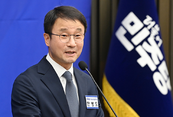한병도 더불어민주당 원내대표 후보가 6일 서울 여의도 국회에서 열린 더불어민주당 제3기 원내대표 선출 의원총회에서 정견발표를 하고 있다. [사진=곽영래 기자]