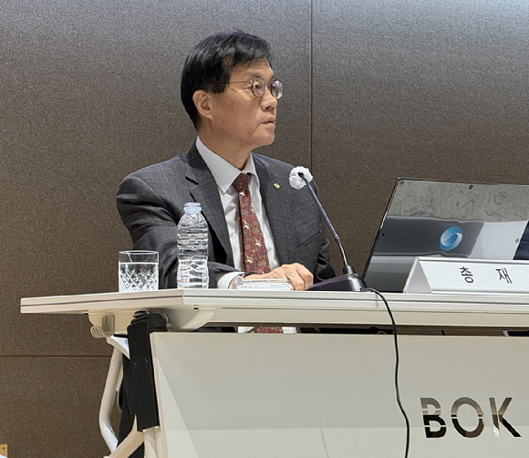 이창용 한국은행 총재가 17일 '물가안정목표 운영상황 점검' 기자간담회에서 발언하고 있다. [사진=임우섭 기자]