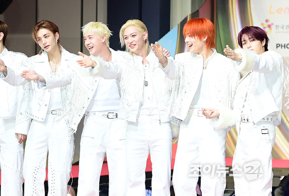 그룹 스트레이 키즈(Stray Kids)가 25일 오후 인천광역시 중구 운서동 인스파이어 아레나에서 열린 '2025 SBS 가요대전' 레드카펫 행사에 참석하고 있다. [사진=정소희 기자]