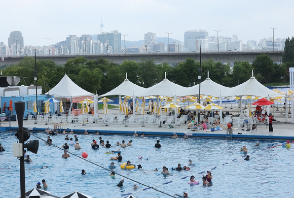 서울 여의도한강공원 수영장에서 시민들이 물놀이를 즐기고 있다. [사진=연합뉴스]