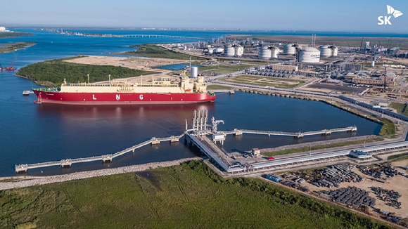 세계 최대 컨테이너선 2만4000TEU급 'HMM 함부르크'호가 만선으로 출항하고 있다. [사진=HMM]