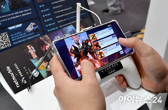 지난 13일 부산 해운대구 벡스코에서 개막한 '지스타 2025'에서 참관객들이 게임 체험을 위해 대기하고 있다. [사진=곽영래 기자]