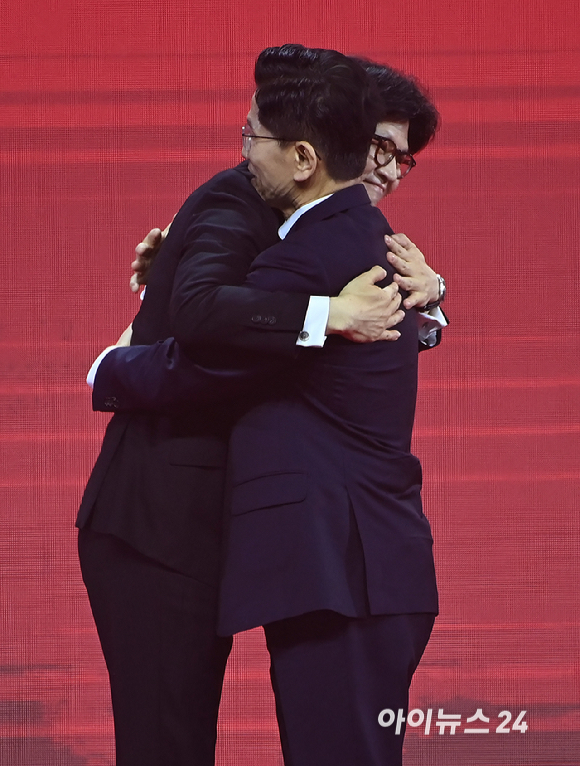 국민의힘 한동훈·김문수 대선 경선 후보가 3일 오후 경기 일산 킨텍스에서 열린 제5차 전당대회에서 기념촬영을 하고 있다. [사진=곽영래 기자]