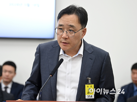임춘근 서울특별시 도시기반시설본부장이 18일 서울 여의도 국회에서 열린 행정안전위원회 전체회의에서 질의에 답변하고 있다. [사진=곽영래 기자]