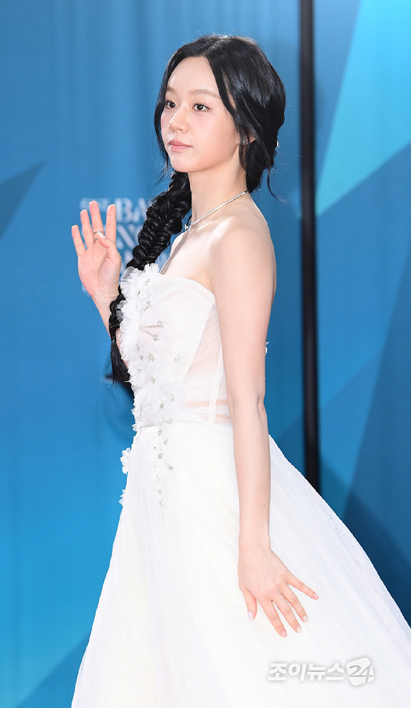 배우 이혜리가 5일 오후 서울 삼성동 코엑스에서 열린 제61회 백상예술대상 시상식 레드카펫 행사에 참석하고 있다. [사진=정소희 기자]