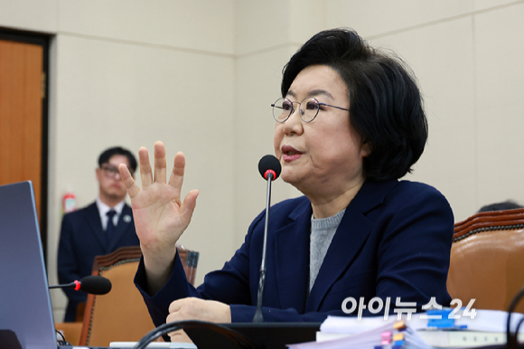 이혜훈 기획예산처 장관 후보자가 23일 서울 여의도 국회에서 열린 재정경제기획위원회의 인사청문회에서 의원 질의에 답하고 있다. [사진=곽영래 기자]