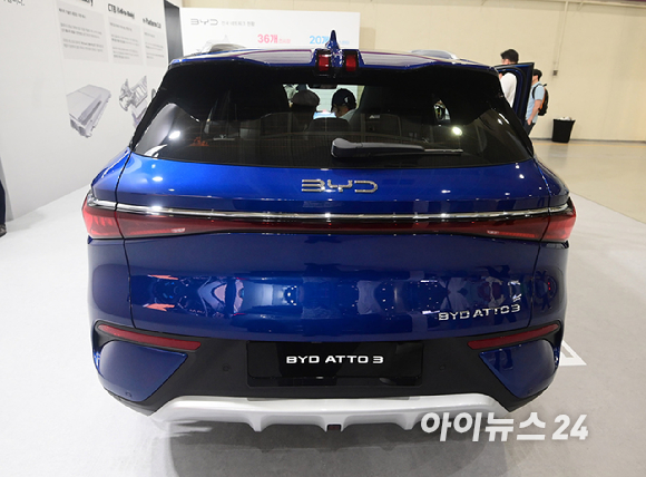'EV 트렌드 코리아 2026'이 25일 서울 강남구 코엑스에서 열렸다. BYD코리아 부스에 순수 전기차 '아토 3 플러스'가 전시되고 있다. [사진=정소희 기자]