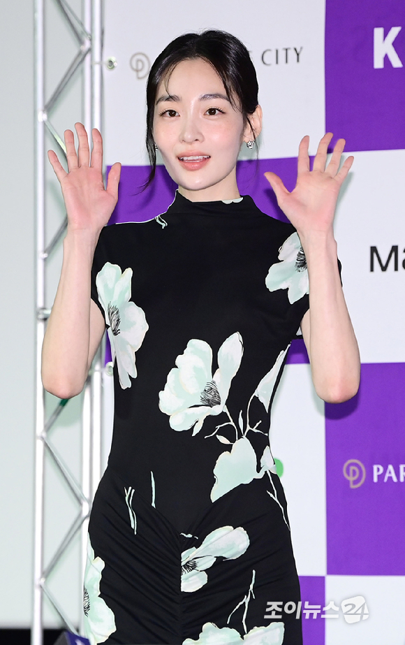 배우 김민하가 7일 서울 용산구 CGV 아이파크몰에서 진행된 '제5회 청룡 시리즈 어워즈' 핸드프린팅 행사에 참석하고 있다. [사진=정소희 기자]