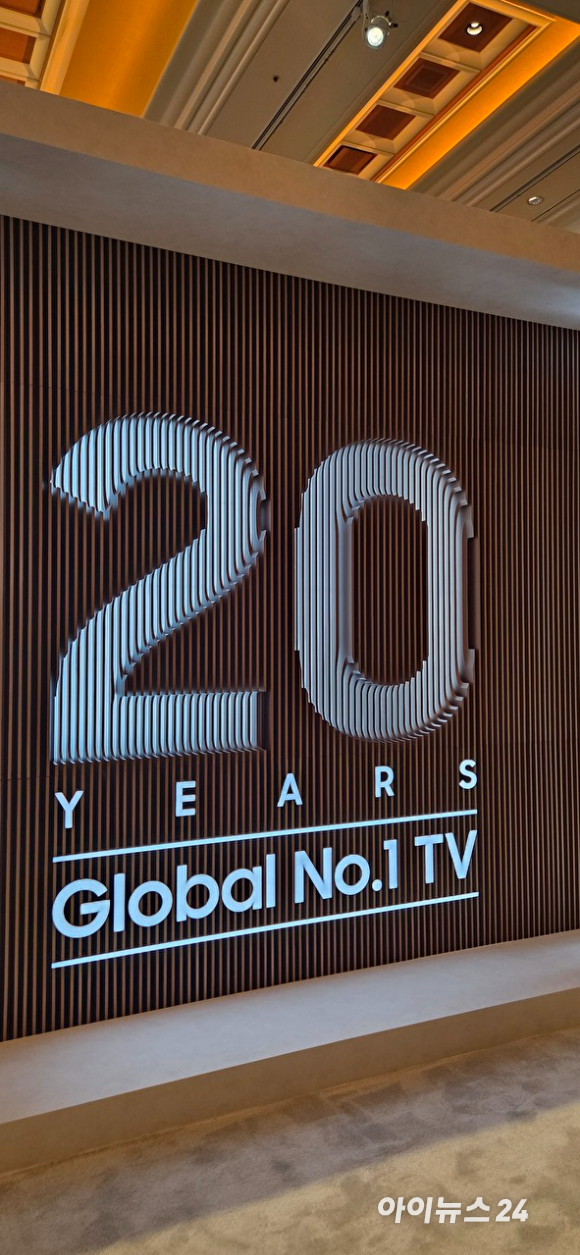 4일(현지시간) 미국 라스베이거스 윈 호텔에서 열린 &lsquo;삼성 퍼스트 룩&rsquo; 전시관의 입구인 &lsquo;AI 갤러리&rsquo;에 고흐의 그림이 흐르고 있다. [사진=박지은 기자]