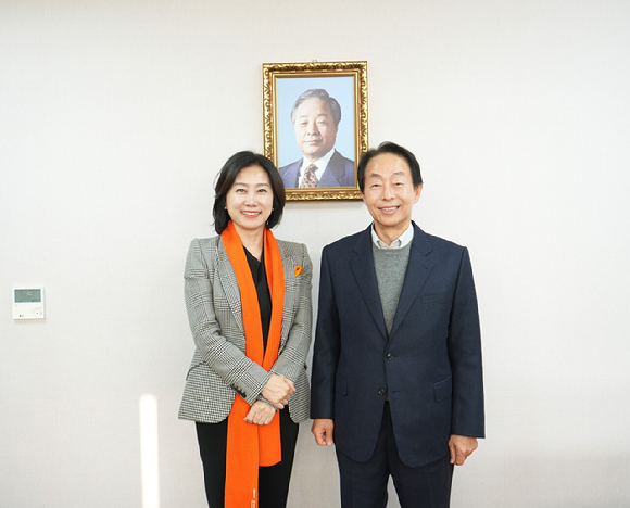 허은하 개혁신당 대표는 21일 오후 서울 동작구에 위치한 '김영삼재단'을 방문해 고(故) 김영삼 전 대통령 차남인 김현철 김영삼대통령기념재단 이사장을 만났다. [사진=개혁신당]