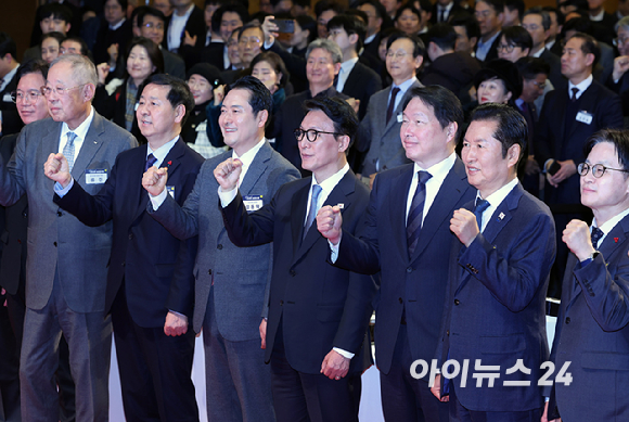 김민석(오른쪽 세 번째) 국무총리와 최태원(왼쪽 두 번째) 대한상공회의소 회장, 정청래(왼쪽) 더불어민주당 대표, 장동혁 국민의힘 대표가 2일 오후 서울 중구 대한상공회의소에서 열린 2026 경제계 신년인사회에서 떡케이크를 자르고 있다. [사진=사진공동취재단]