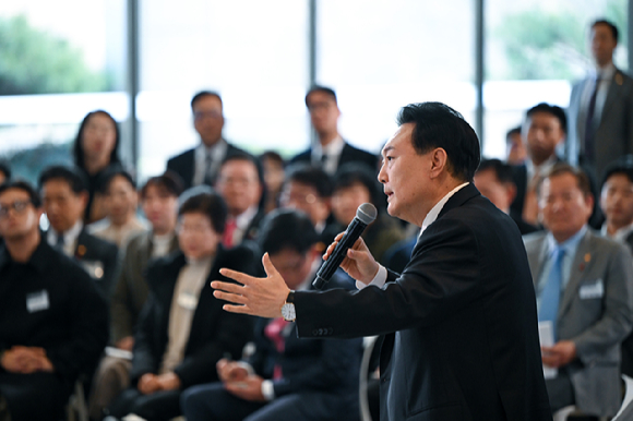 윤석열 대통령이 4일 경기 용인 중소기업인력개발원에서 열린 국민과 함께하는 민생토론회에서 참석자들의 발언을 경청하고 있다. 2024.01.04. [사진=대통령실]