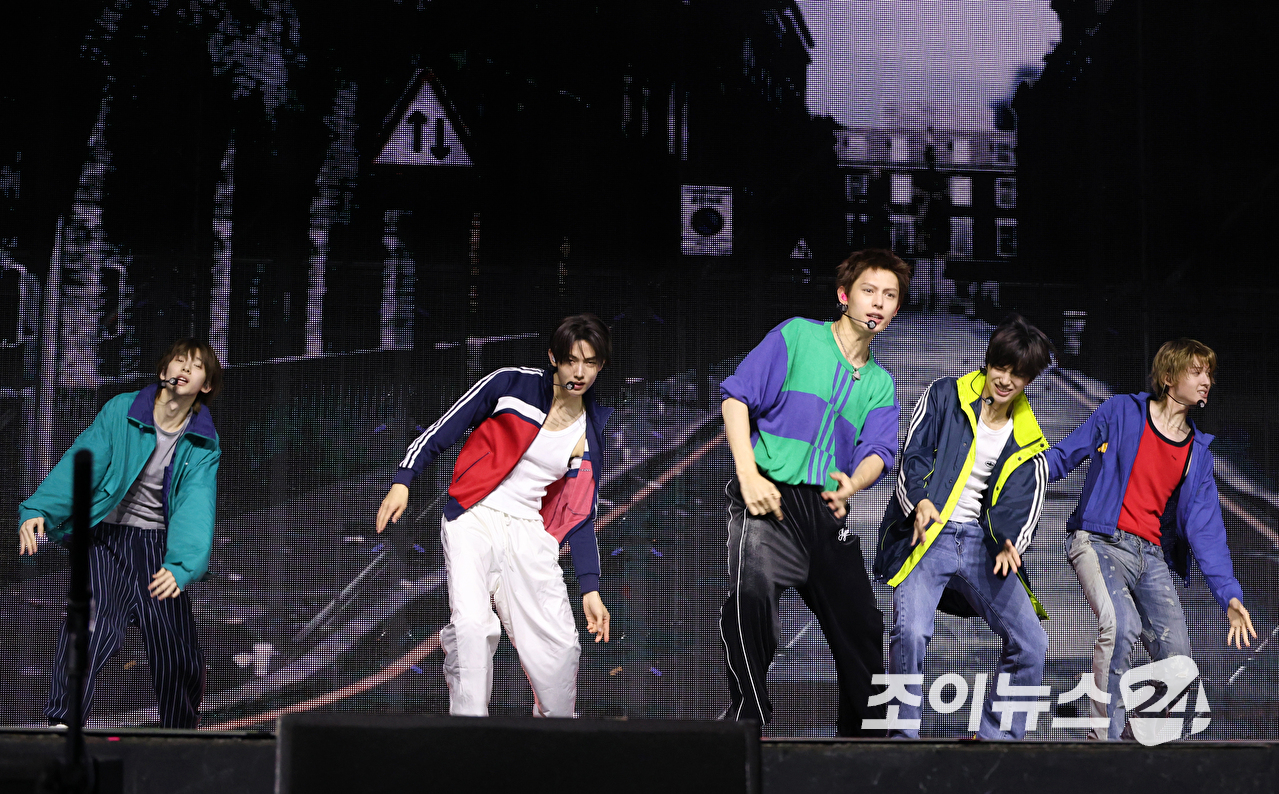 그룹 코르티스가 20일 오후 서울 광진구 광장동 예스24라이브홀에서 열린 미니 2집 '그린그린(GREENGREEN)' 발매 기념 쇼케이스에 참석해 열띤 무대를 펼치고 있다. [사진=문수지 기자]