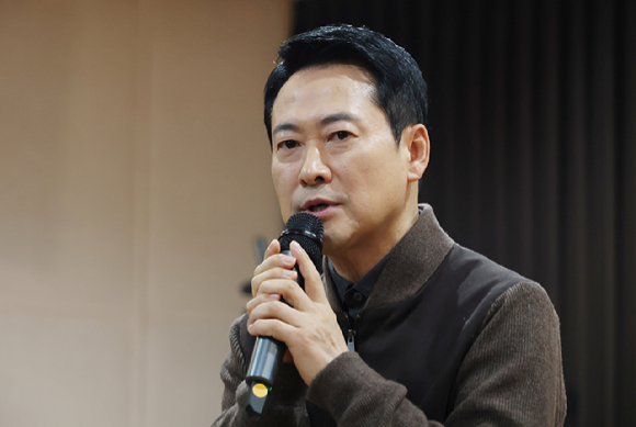 국민의힘 장동혁 대표가 13일 서울 중구 중림종합사회복지관에서 열린 약자와의 동행위원회 설맞이 봉사활동에서 인사말을 하고 있다. 2026.2.13 [공동취재] [사진=연합뉴스]