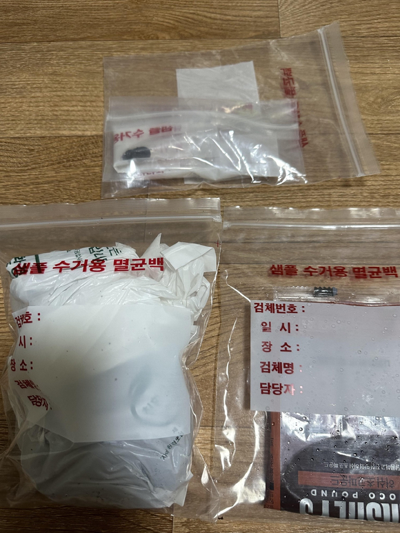 >빵 봉지 안에서 풍뎅이로 추정되는 곤충이 발견됐다 [사진=온라인 커뮤니티]