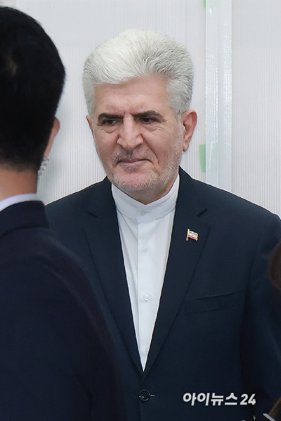 사이드 쿠제치 주한 이란 대사가 25일 오전 서울 여의도 국회에서 김석기 외교통일위원장 및 여야 간사들과 면담을 위해 이동하고 있다. [사진=정소희 기자]