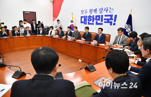 김병기 더불어민주당 당대표 직무대행 겸 원내대표가 8일 국회에서 열린 원내대책회의에서 발언하고 있다. [사진=곽영래 기자]