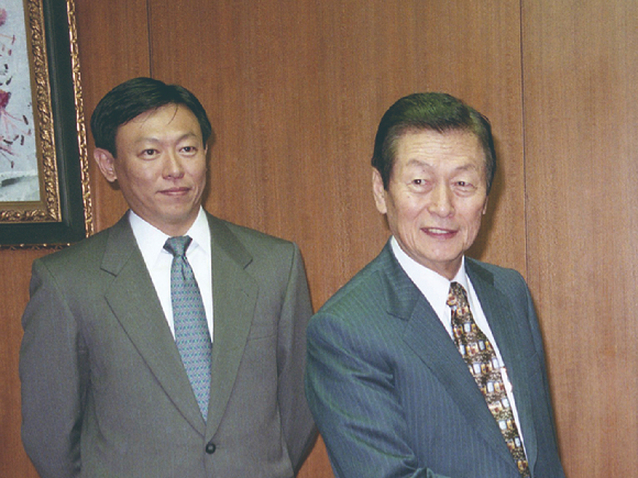 둔기리 마을에서 신격호 창업주. [사진=롯데그룹]