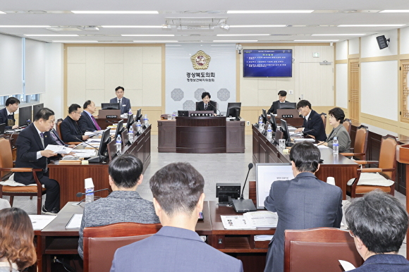 경상북도의회 행정보건복지위원회가 제345회  임시회 기간 중 상임위 회의를 열고 있다. [사진=경상북도의회]