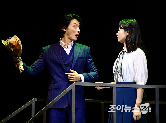배우 윤시윤과 전소민이 10일 오후 서울 강서구 마곡동 LG아트센터 서울에서 열린 연극 '사의 찬미' 프레스콜에서 열연하고 있다. [사진=정소희 기자]