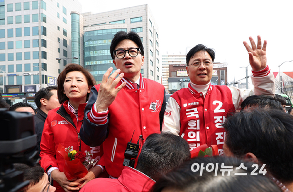 한동훈 국민의힘 비상대책위원장이 19일 오후 서울 동작구 남성사계시장에서 나경원(동작구을)·장진영(동작구갑) 후보의 지지를 호소하고 있다. [사진=곽영래 기자]