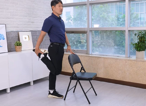 거대하고 복잡한 헬스장 기구 없이 의자만으로 하체노화를 막을 수 있는 가벼운 운동이 전문가에 의해 소개됐다. 본 기사와 무관한 이미지. [사진=픽사베이@happyveganfit]