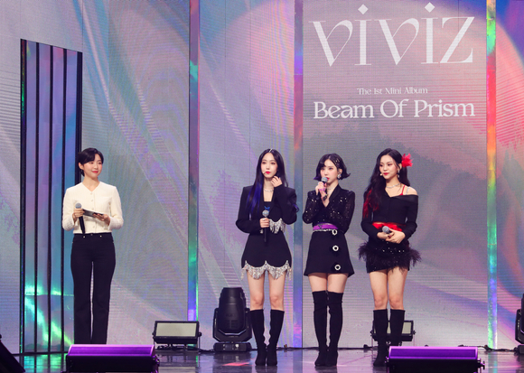 배우 주현영, 그룹 비비지(VIVIZ)가 9일 온라인으로 진행된 첫 미니앨범 'Beam Of Prism' 발매 기념 쇼케이스에 참석해 포즈를 취하고 있다. [사진=빅플래닛메이드]