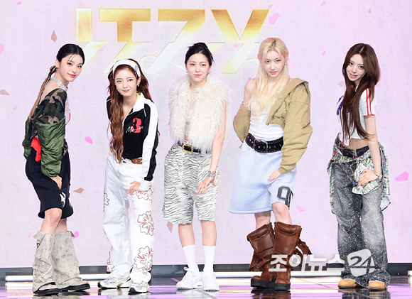 그룹 ITZY(있지)가 15일 오후 서울 영등포구 콘래드 서울에서 열린 새 미니 앨범 'GOLD(골드)' 발매 기념 기자간담회에 참석하고 있다. [사진=정소희 기자]