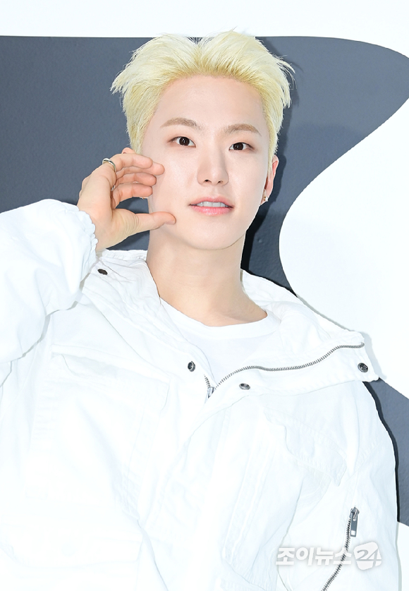 그룹 세븐틴 호시가 11일 오후 서울 성동구 성수동 인근에서 열린 '스노우구스 바이 캐나다구스' 팝업스토어 행사에 참석하고 있다. [사진=정소희 기자]