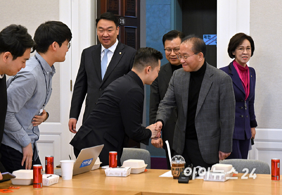 윤재옥 국민의힘 원내대표가 7일 서울 여의도 국회에서 열린 출입기자단과 함께하는 '브라운 백' 미팅에 참석해 기자들과 인사를 하고 있다. [사진=곽영래 기자]