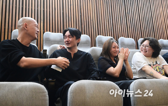 25일 서울 여의도 국회에서 열린 제 429회 국회(정기회) 제9차 본회의에서 문신사법안(대안)이 통과되자 문신 합법화에 찬성하는 방청객들이 환호하고 있다. [사진=정소희 기자]