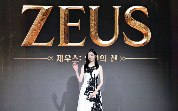배우 박지현이 7일 열린 MMORPG '제우스: 오만의 신' 쇼케이스에서 NPC '판도라'에 대해 설명하고 있다. [사진=컴투스]