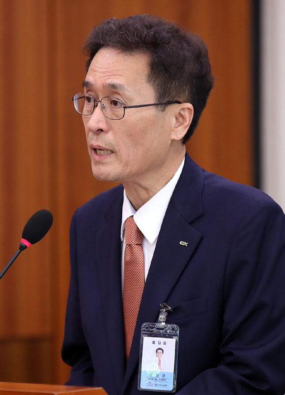 함진규 한국도로공사 사장이 12일 오전 서울 여의도 국회에서 열린 국토교통위원회 한국도로공사 등에 대한 국정감사에서 업무보고를 하고 있다. [사진=뉴시스]