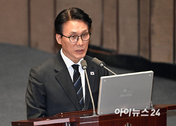 김민석 국무총리가 9일 오후 서울 여의도 국회에서 열린 본회의 정치&middot;외교&middot;통일&middot;안보 분야 대정부질문에서 질의에 답변하고 있다. [사진=곽영래 기자]