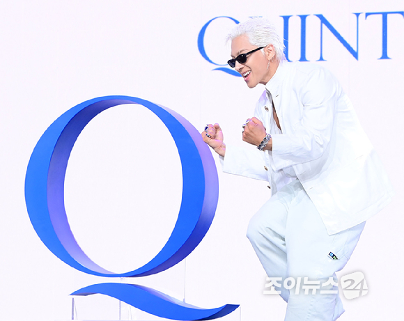 가수 태양이 18일 오후 서울 마포구 상암동 큐브컨벤션센터에서 열린 TAEYANG 정규 4집 'QUINTESSENCE'(퀸테센스) 음감회에 참석해 포토타임을 갖고 있다. [사진=정소희 기자]