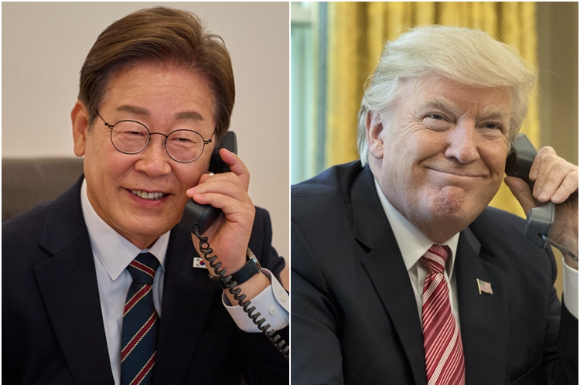 도널드 대통령이 6일(현지시간) 워싱턴의 오벌 오피스에서 팀 쿡 애플 CEO와 함께 애플의 투자 계획 등을 발표하고 있다. [사진=AP/연합뉴스]