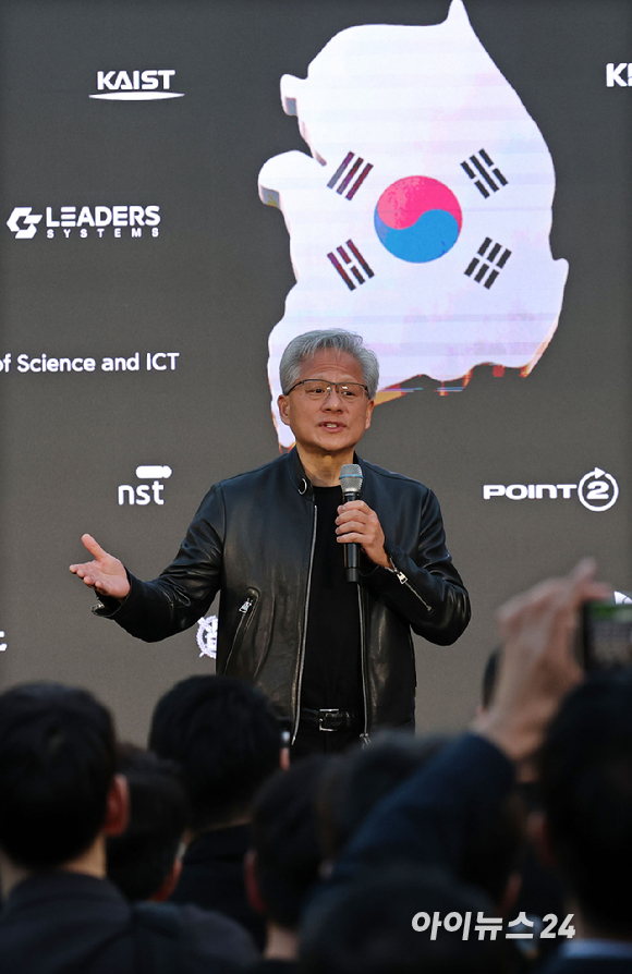 젠슨 황 엔비디아 최고경영자(CEO)가 8일 서울 중구 신라호텔에서 열린 '엔비디아 코리아 AI 에코시스템 리셉션'에 참석해 스피치를 하고 있다. [사진=정소희 기자]