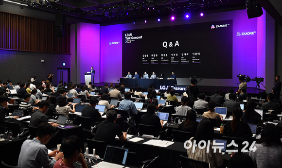 배경훈 LG AI연구원장이 19일 오전 서울 강서구 마곡 LG사이언스파크에서 열린 'LG AI 토크콘서트 2023&rsquo;에서 초대형 AI '엑사원 2.0&rsquo; 관련 질문에 답변하고 있다. [사진=곽영래 기자]