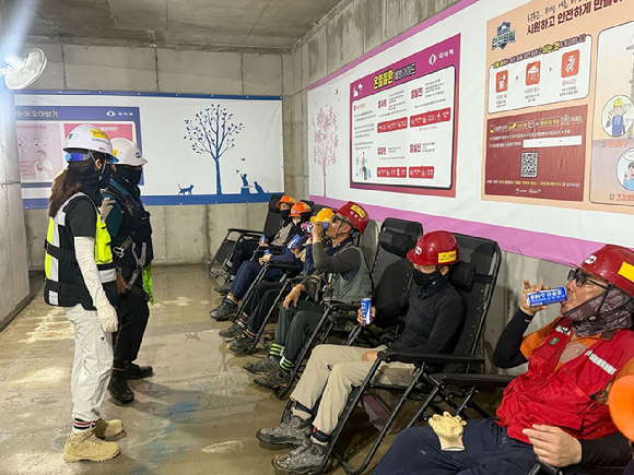 BS한양 보건관리자와 근로자가 무더위시간대 온열질환 증상 확인과 면담을 진행하고 있다. [사진=BS한양]