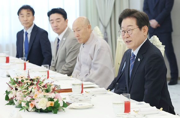 이재명 대통령이 9일 용산 대통령실에서 종교지도자들과 오찬에 앞서 인사말을 하고 있다. 2025.7.9 [사진=연합뉴스]